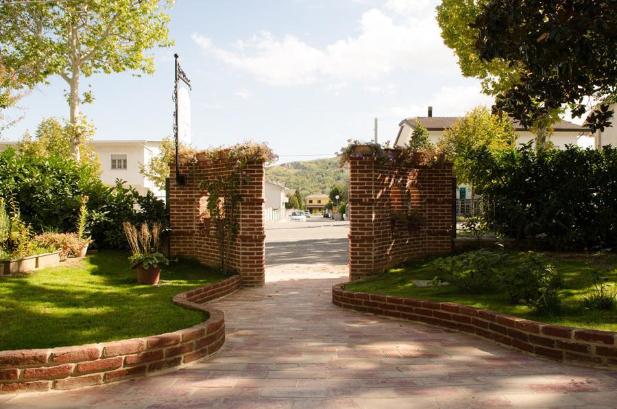 Gasthaus Rose E Merletti Sasso Feltrio Exterior foto